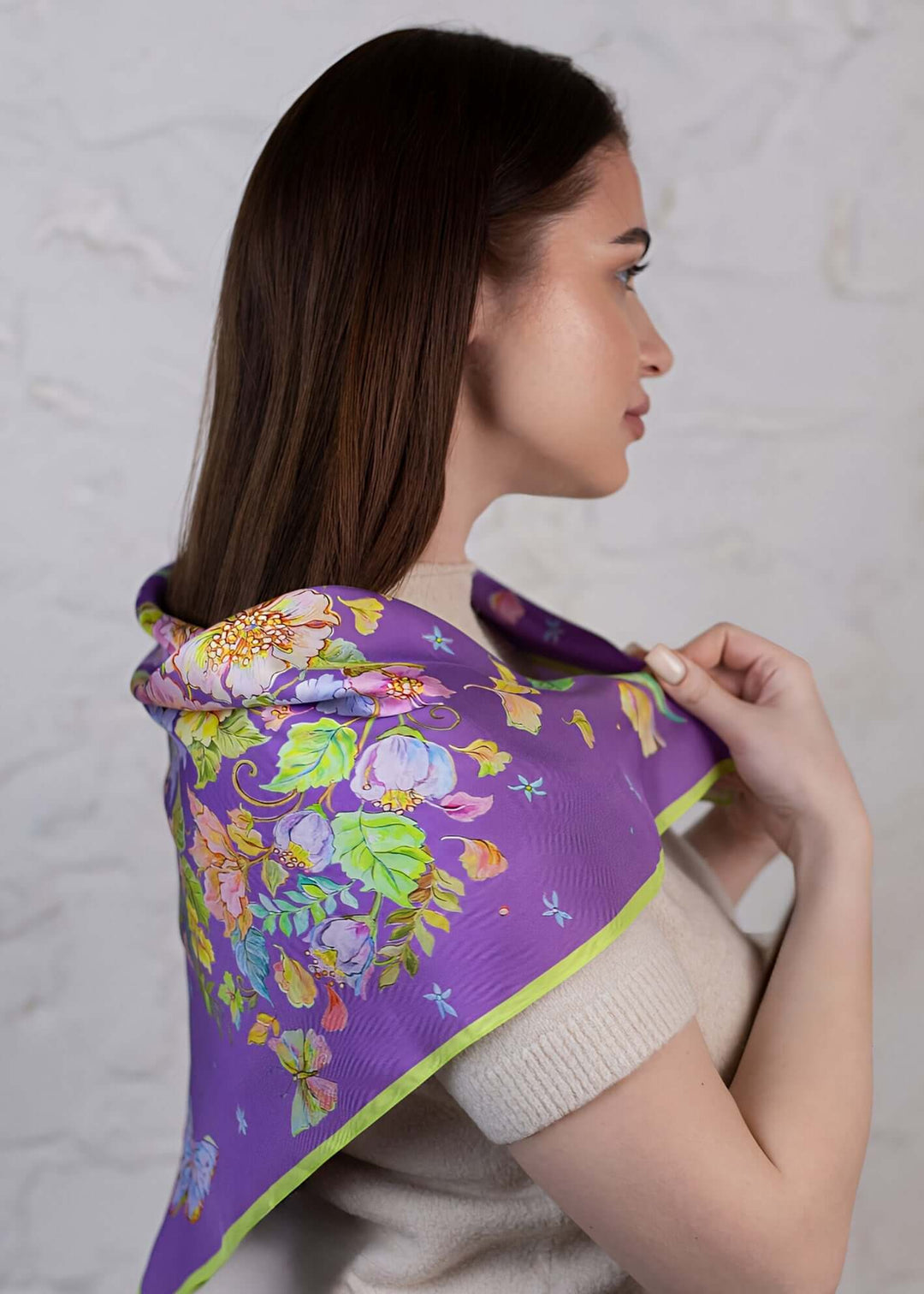 Seitenansicht Designer-Seidenschal Blue Violet 65×65 aus 100 % Twill-Seide  exklusives Blumendesign mit Schmetterlingen, elegantes Damenaccessoire von Feinblatt