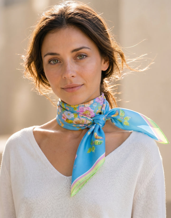 Blauer Designer-Seidenschal von Feinblatt mit floralem Muster, seitlich am Hals gebunden