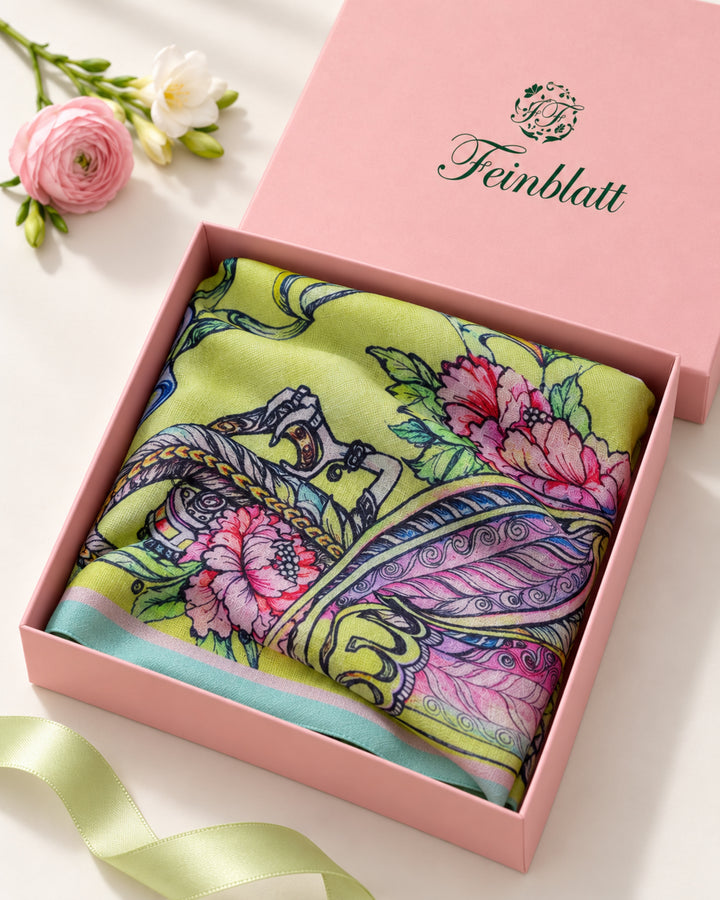 Gelber Designer-Kaschmirschal Dragons von Iryna Feinblatt in rosa Geschenkbox mit hellgrünem Band
