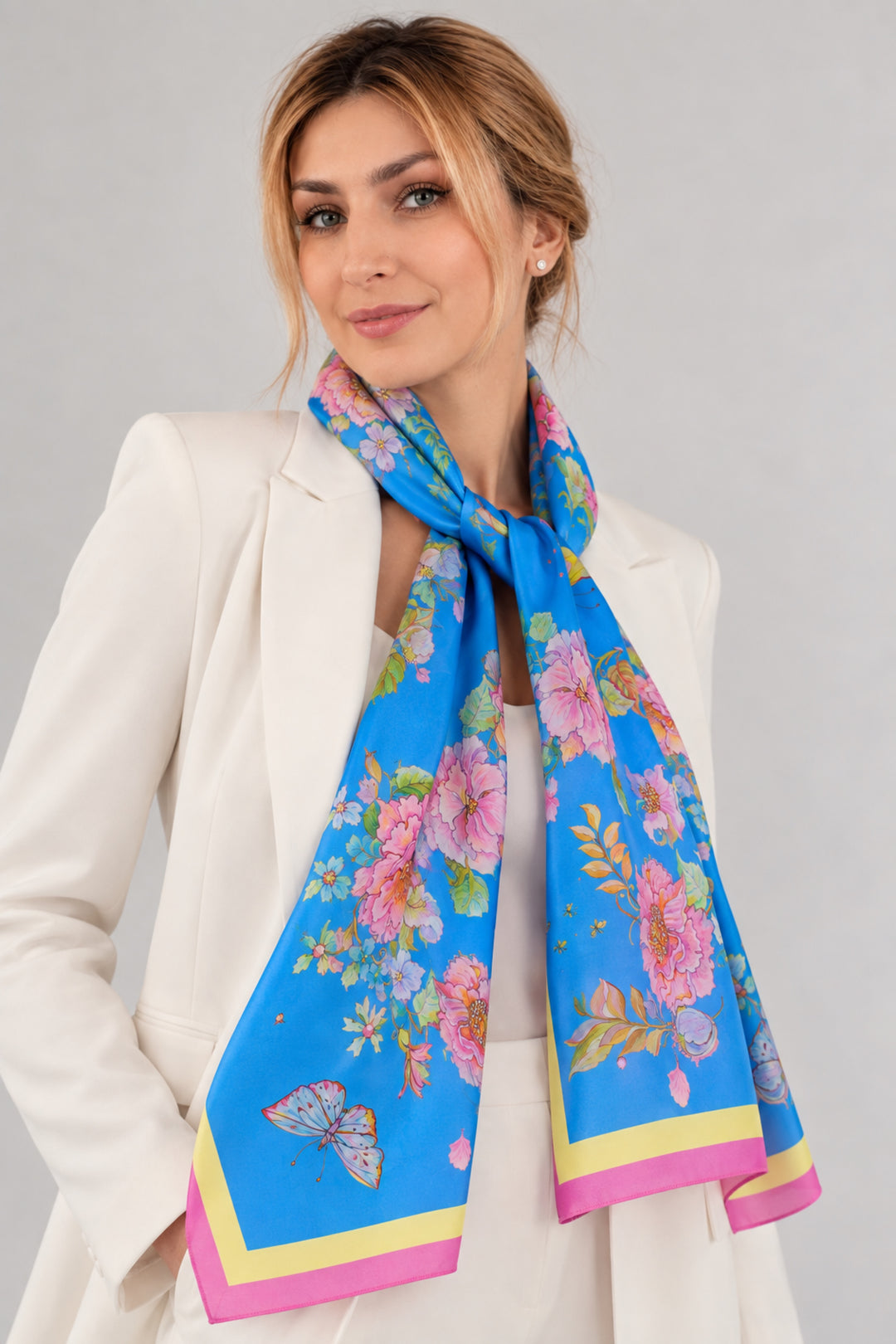 Designer-Seidenschal in Blau mit Blumen und Schmetterlingen von Iryna Feinblatt, 40 × 160 cm
