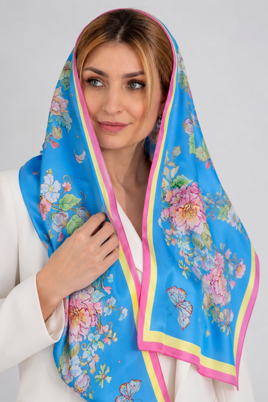 Blauer Designer-Seidenschal mit Blumen und Schmetterlingen von Iryna Feinblatt als Kopftuch getragen, 40 × 160 cm