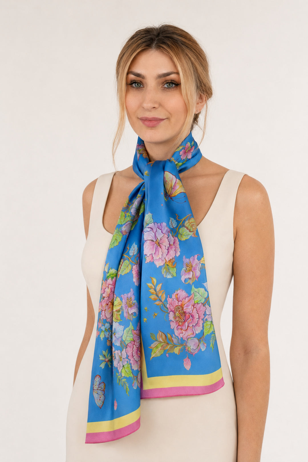 Designer-Seidenschal „Herz aus Blumen“ in Blau, 40 × 160 cm, aus 100 % Twill-Seide, elegant um den Hals getragen. Originaldesign von Iryna Feinblatt.