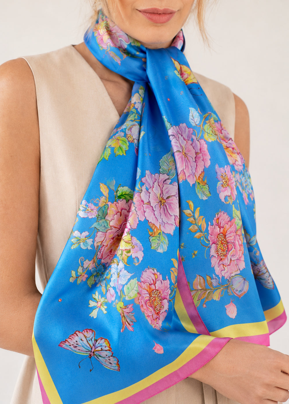 Designer-Seidenschal „Herz aus Blumen“ in Blau aus 100 % Twill-Seide, elegant als Halstuch gebunden. Originaldesign von Iryna Feinblatt, 40 × 160 cm.