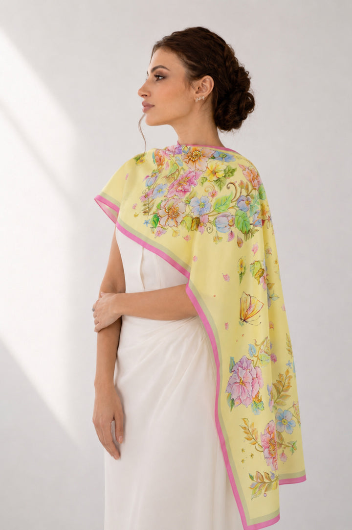 Gelber Designer-Seidenschal Herz aus Blumen seitlich über Schulter und Rücken drapiert