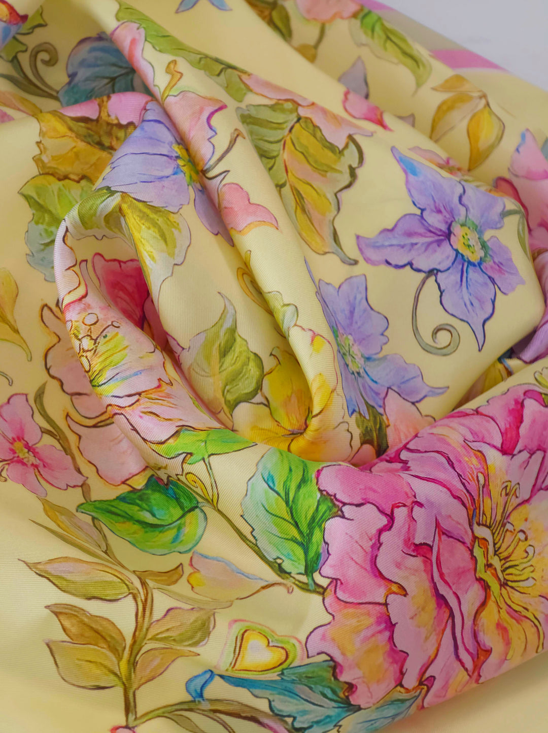Nahaufnahme der diagonalen Twill-Struktur und des floralen Motivs in Gelb