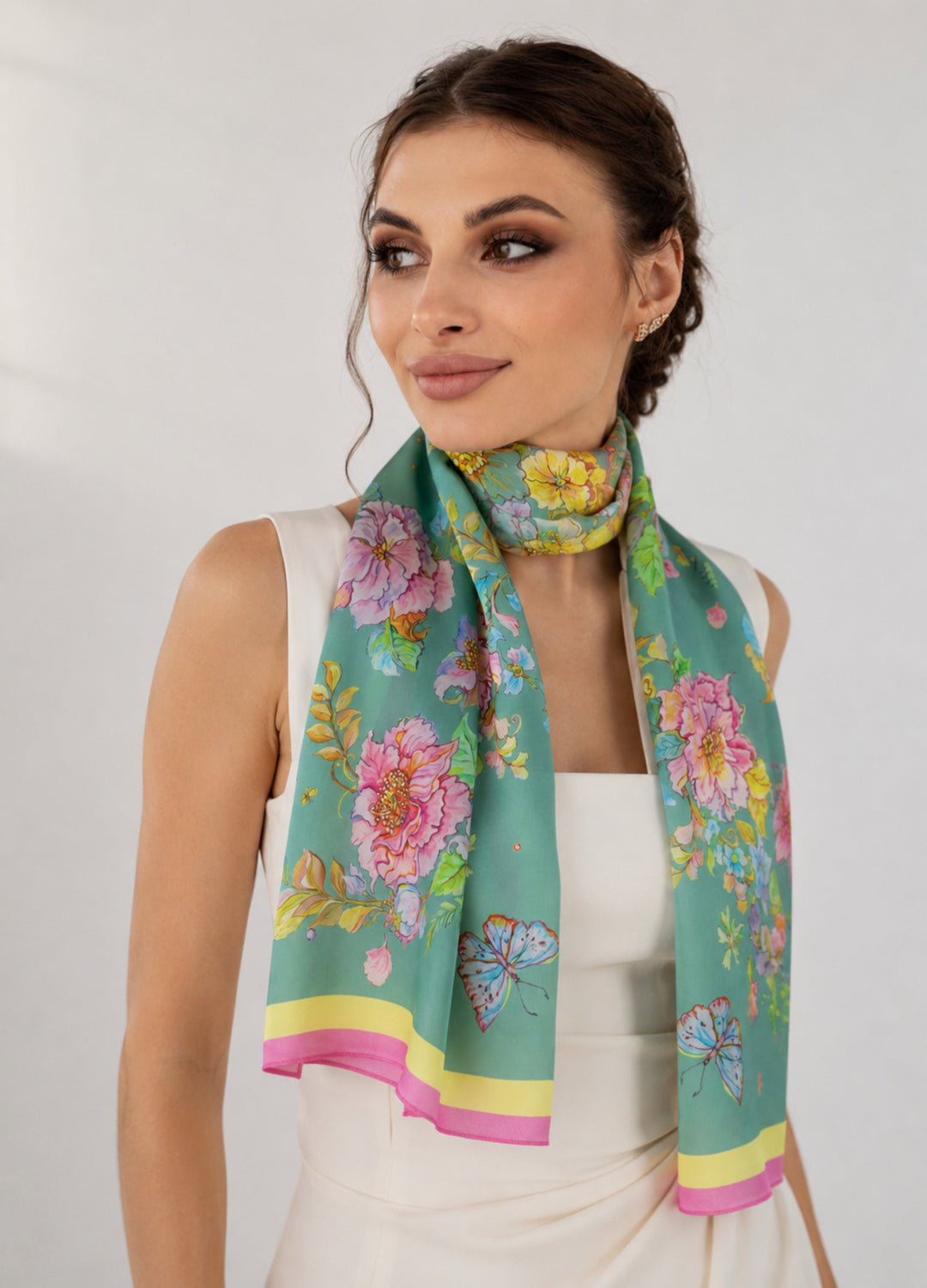 Designer-Seidenschal in Mint mit floralem Muster, locker um den Hals getragen
