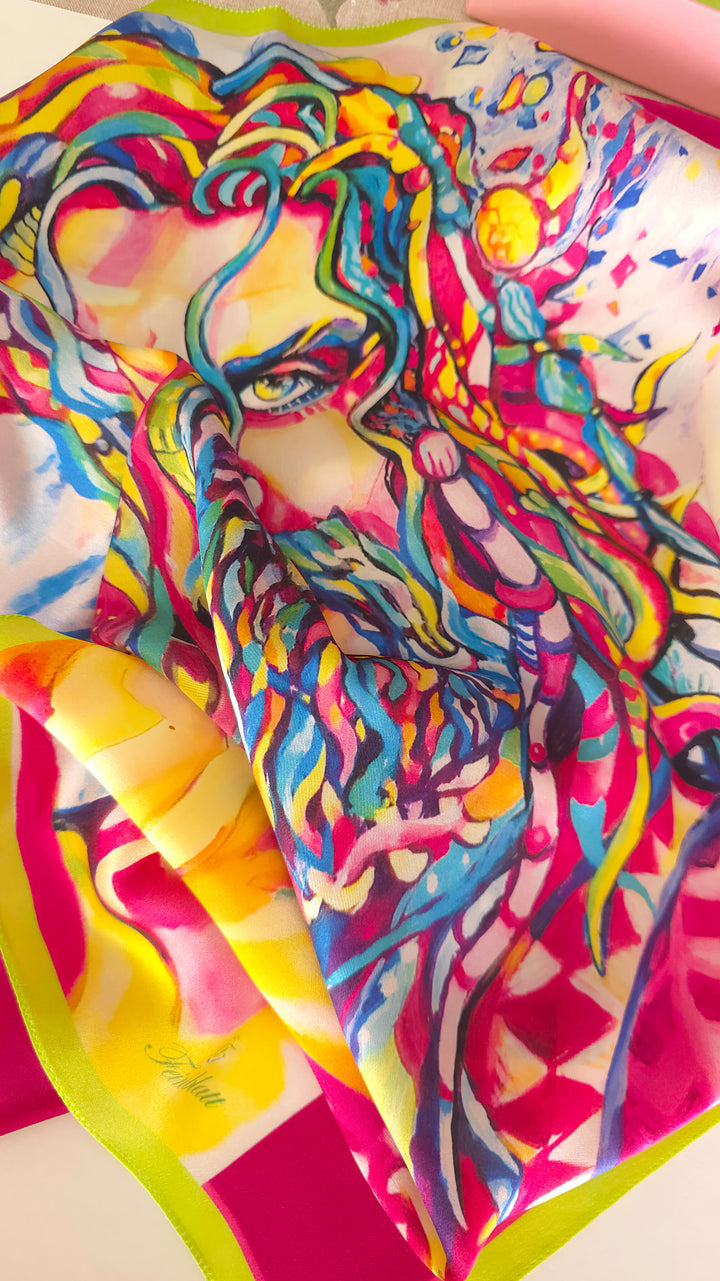 Makroaufnahme des Designer-Seidenschals Power in Fuchsia aus 100 Prozent Seidensatin. Sichtbare Seidenstruktur, leuchtende Farben und Originalkunst von Iryna Feinblatt