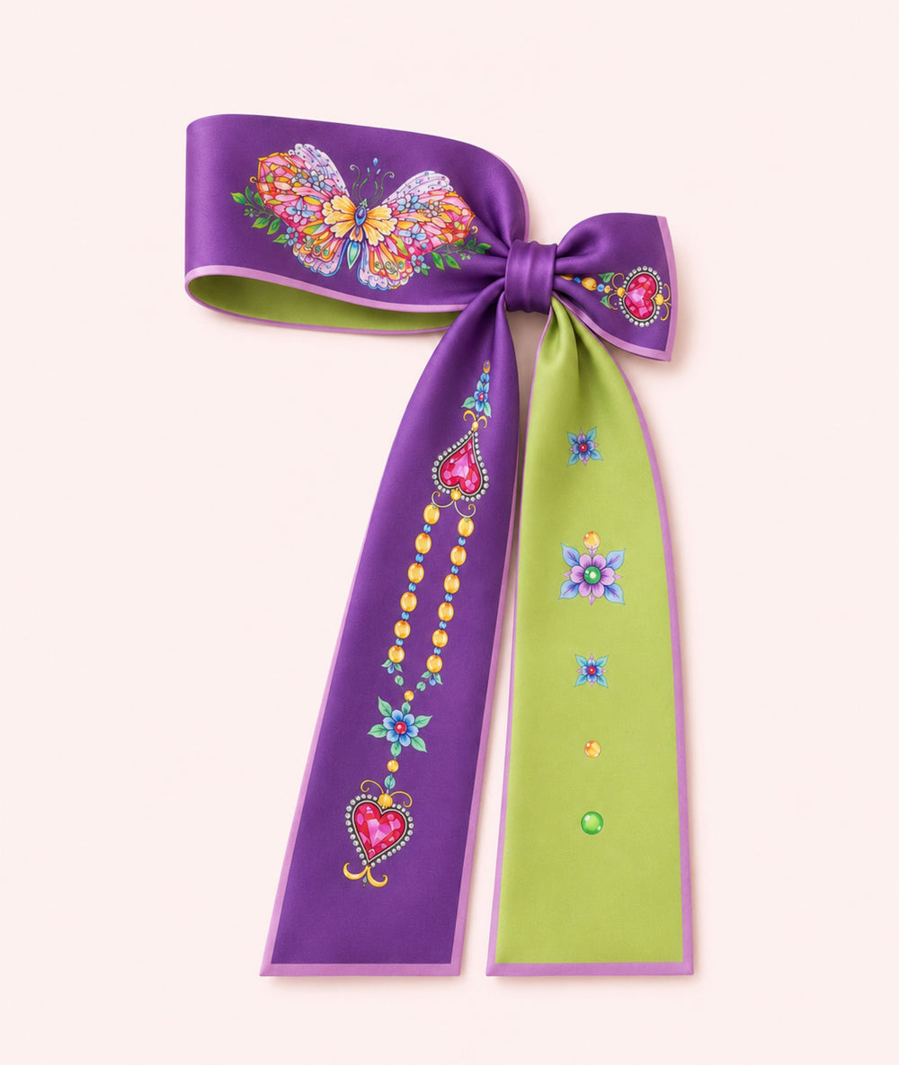 Designer Seidenschal aus reiner Seide in Lila und Gelb mit Schmetterling und Schmuckornamenten, doppelseitiger Premium Seidenschal elegant gebunden als luxuriöses Damen Accessoire