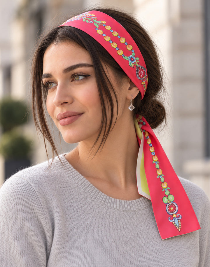 Rotes Designer-Seidentuch als Haarband getragen – Feinblatt