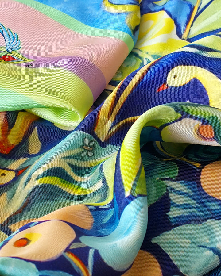 Hochwertiges Feinblatt Designer Seidentuch aus Twill Seide mit farbigem Blumenmotiv und sichtbarer Stoffstruktur