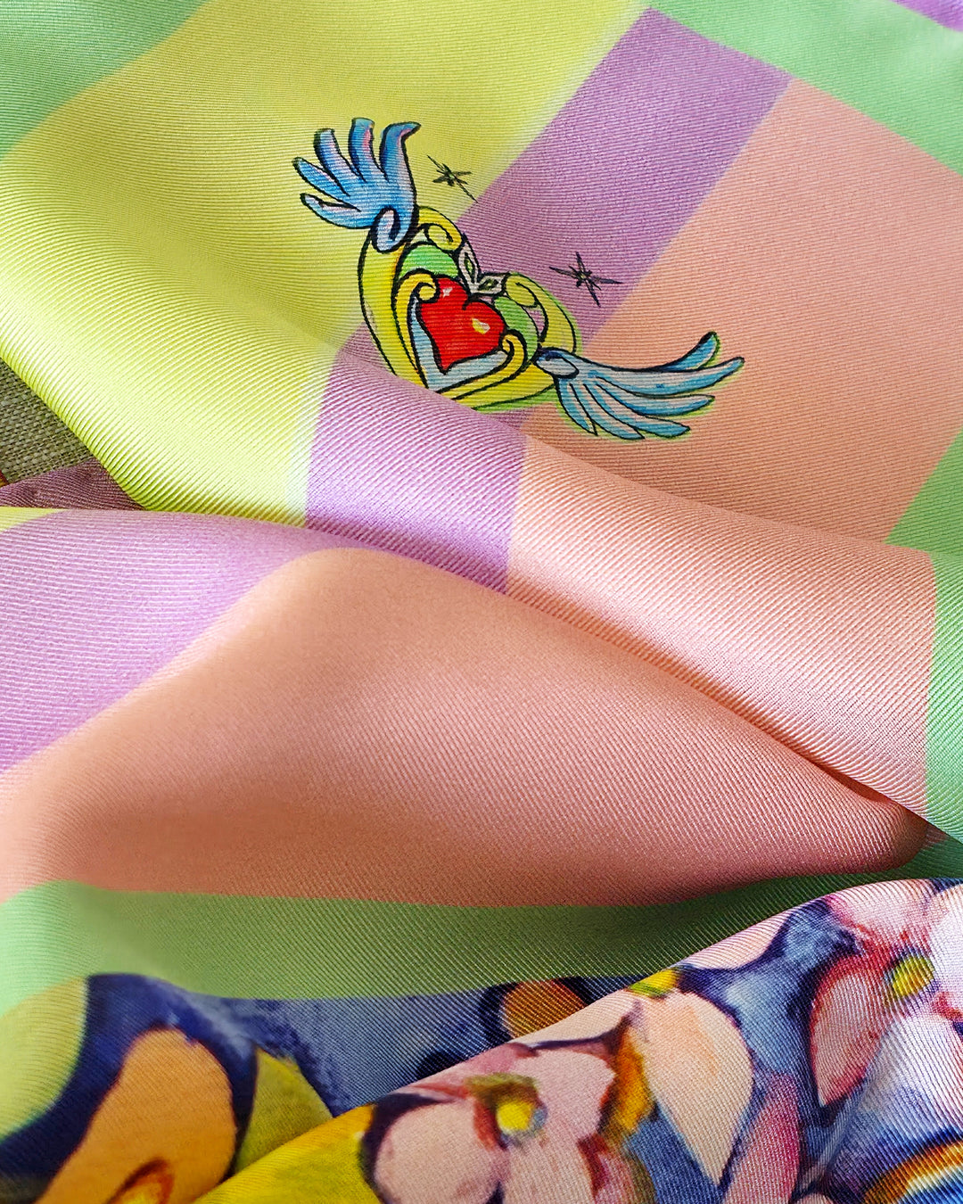 Makroaufnahme eines Feinblatt Designer Seidentuchs aus Twill Seide mit pastellfarbenem Rand und feinem Logo Detail