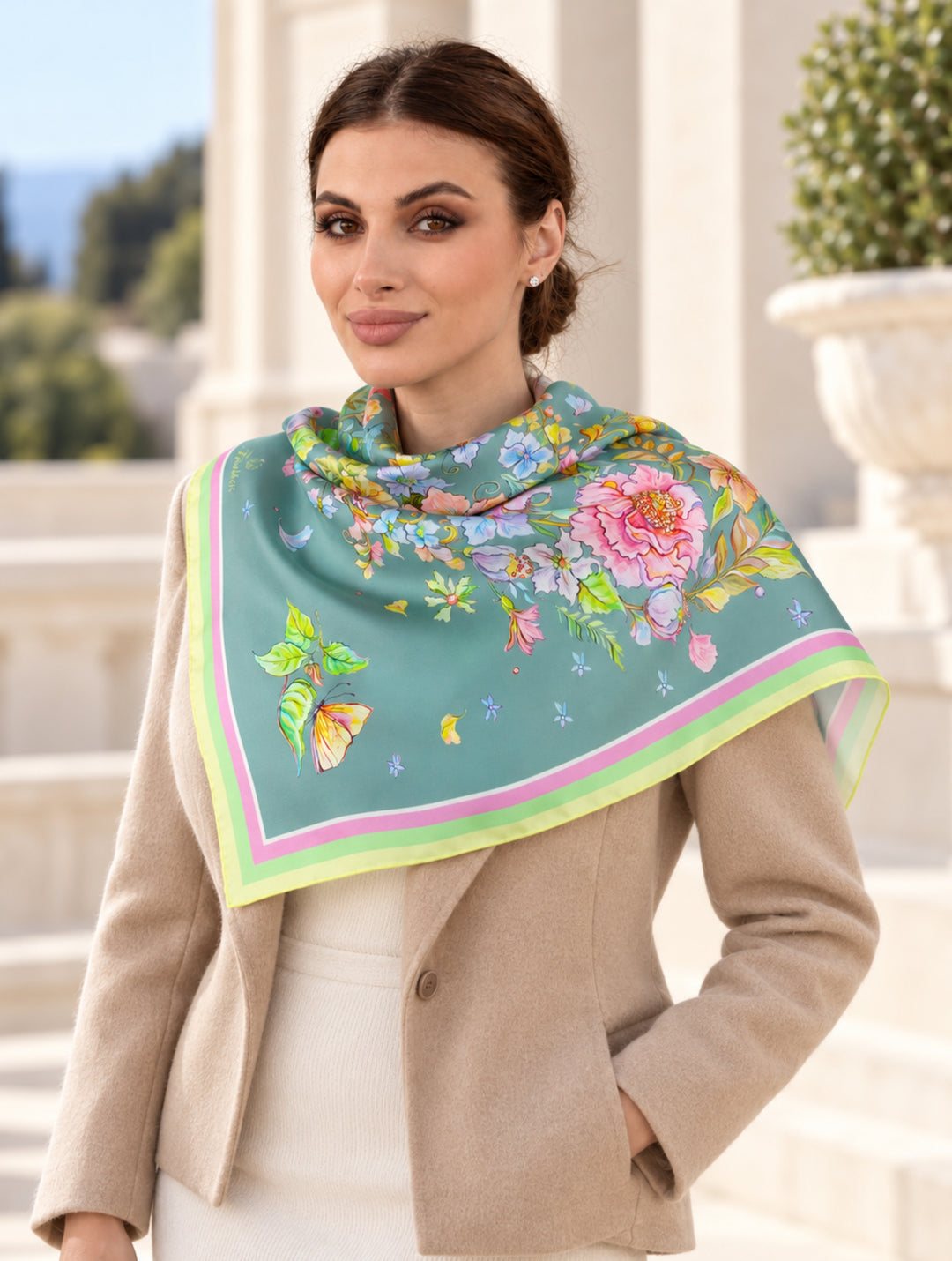Designer-Seidentuch in Mint mit Blumenmotiv, kombiniert mit einem beigen Blazer