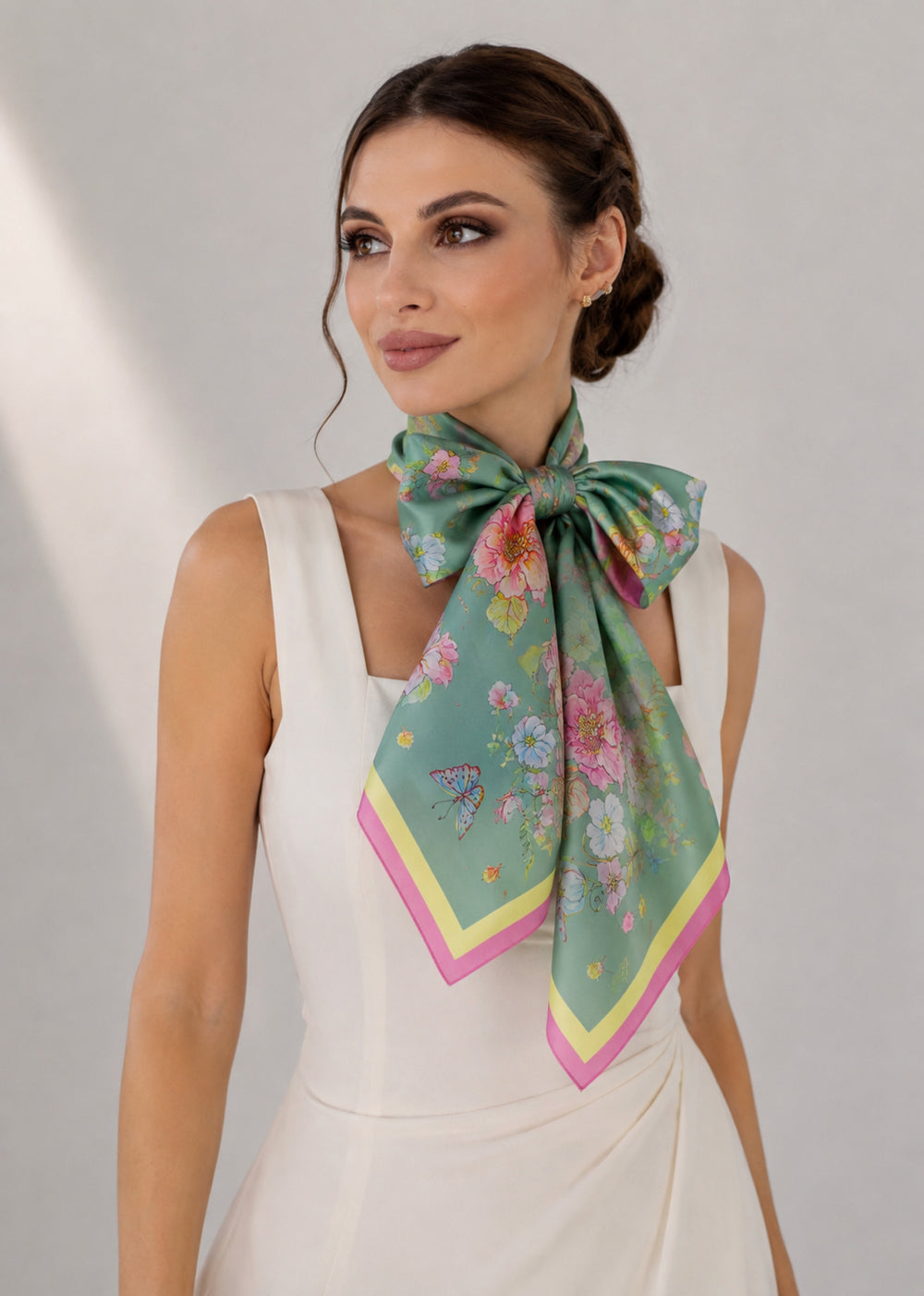 Designer-Seidentuch in Mint mit floralem Muster als elegante Schleife gebunden