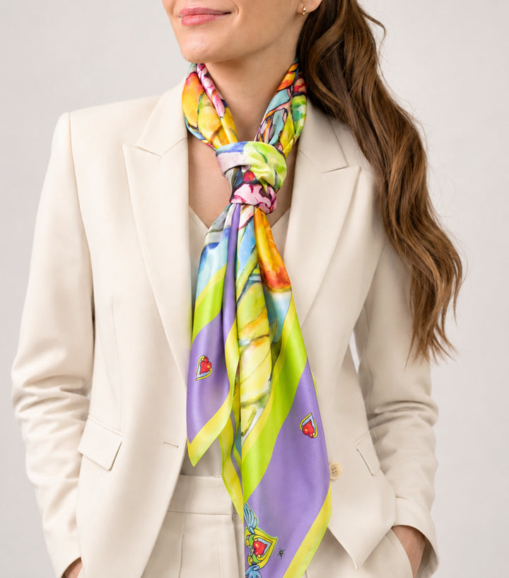 Frau im hellen Anzug trägt den Designer Seidenschal Sommergarten Violett Herzen von Feinblatt als eleganten Knoten im Business-Look