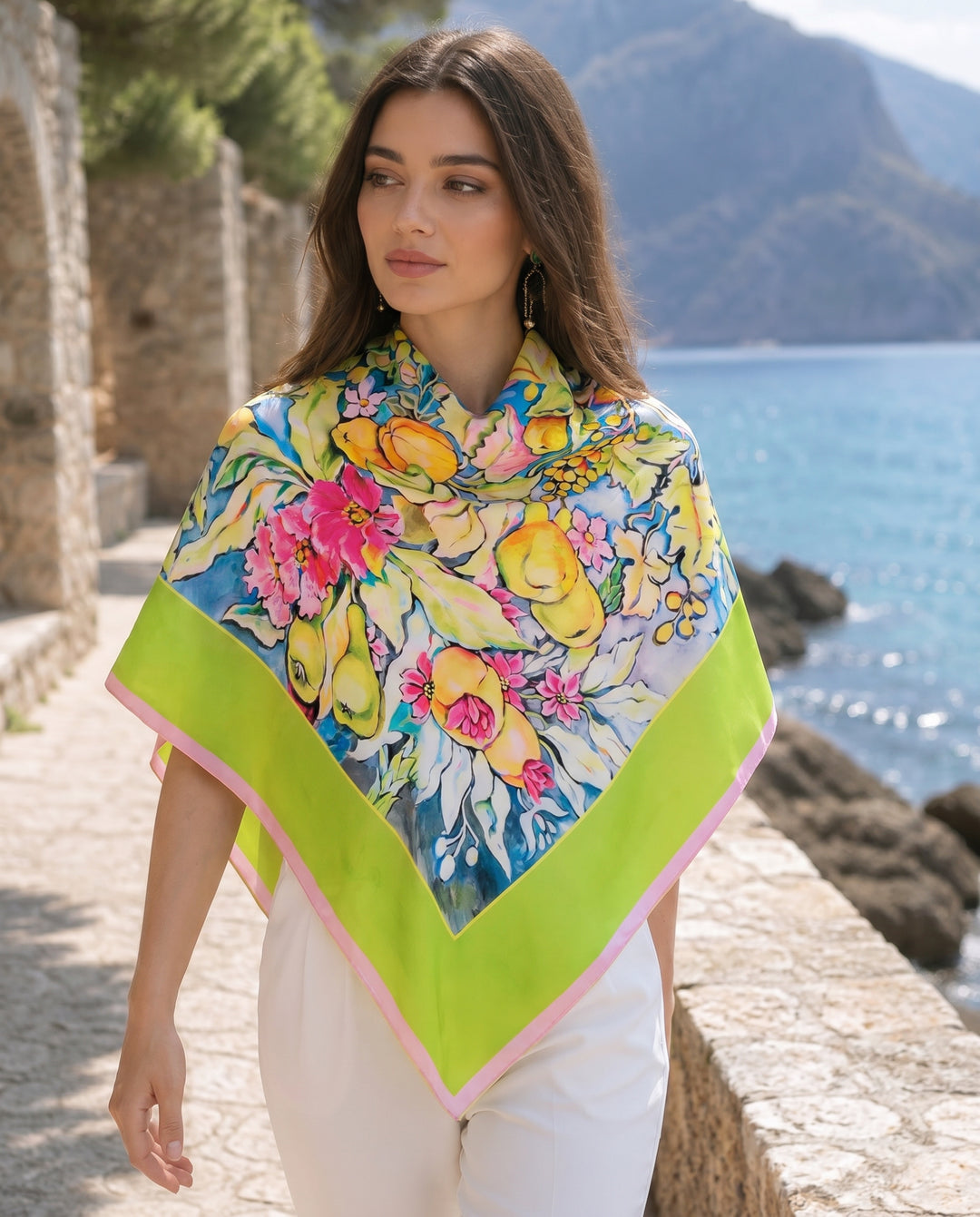 Designer Seidentuch Sunny Italy aus italienischer Seide mit floralem Motiv in Neon Grün, Gelb und Rosa, getragen an der Amalfiküste in Italien.