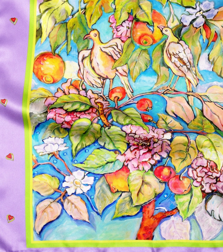 Detail des Designer-Seidentuchs Zauberwald Morgen aus 100 % Seidensatin mit Vogel- und Blumenmotiv