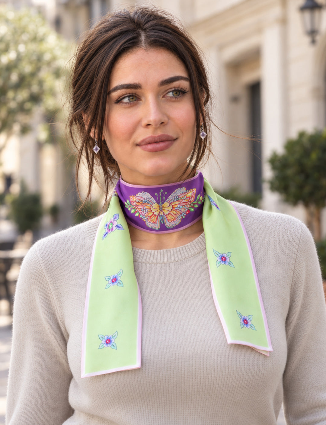 Feinblatt Designer-Seidenschal in Lila und Grün mit Schmetterlingsmotiv, elegant von einer Frau getragen