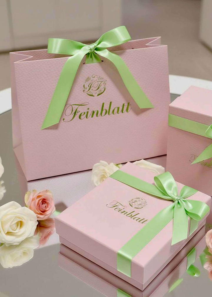 Geschenk fuer Frauen Seidenschal Schmetterling  elegante Geschenkbox für Designer-Seidenschal von Iryna Feinblatt, stilvolle Verpackung in zarten Farben, ideal als hochwertiges Geschenk für Frauen