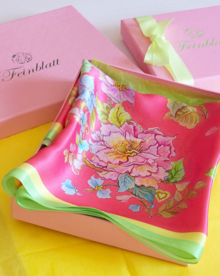 Feinblatt-Seidenschal „Herz aus Blumen“ in Korallenrot in rosa Geschenkbox