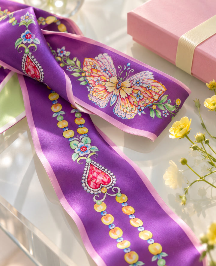 Lila Feinblatt Seidenschal aus Seidentwill mit Schmetterlingsmotiv und Schmuckdetails