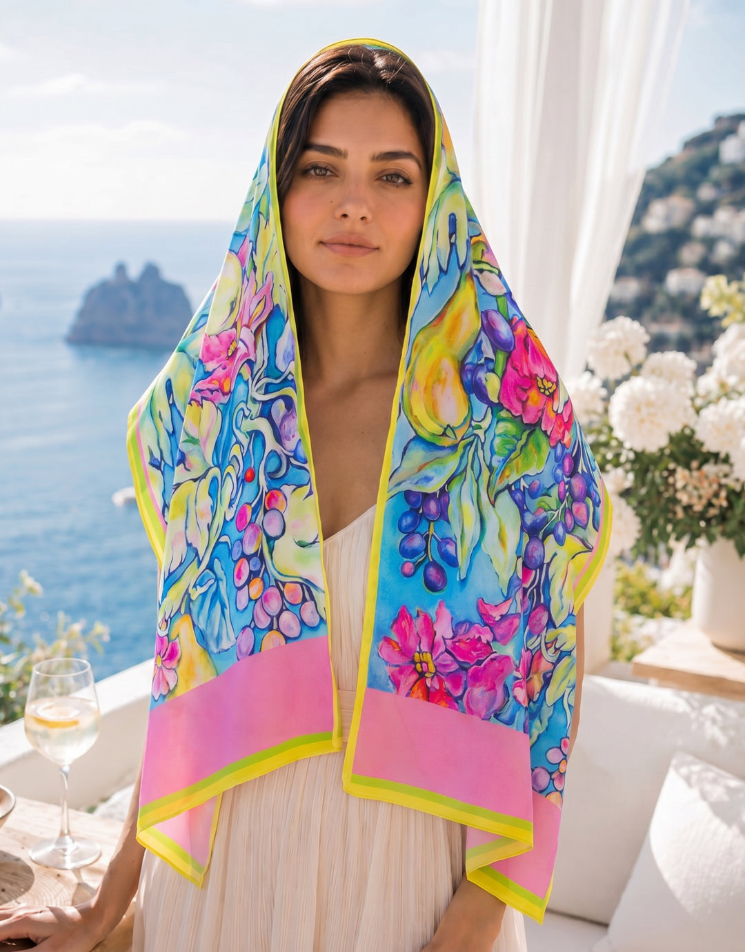 Feinblatt Seidenschal Sonniges Italien als Kopftuch mit floralem Motiv und mediterranem Hintergrund