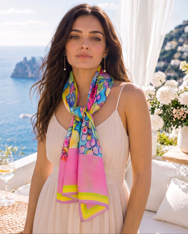 Feinblatt Designer Seidenschal Sonniges Italien über den Schultern mit mediterranem Meerblick