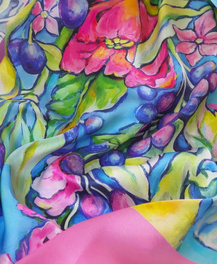 Detailaufnahme des Feinblatt Seidenschals Sonniges Italien mit floralem Seidenprint und glänzender Oberfläche