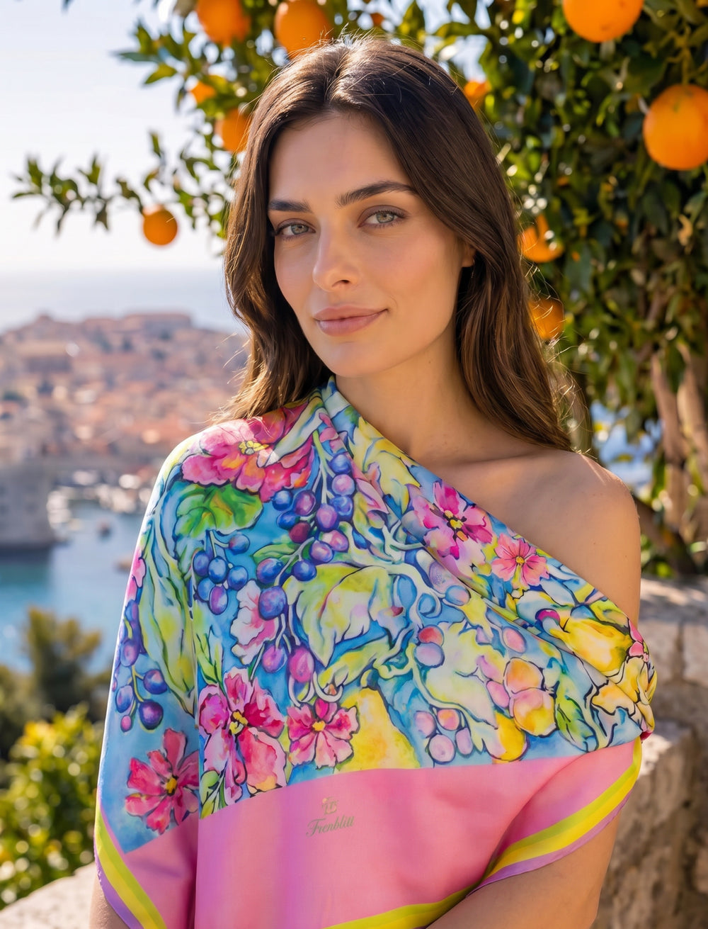Feinblatt Seidenschal Sonniges Italien als elegantes Styling Detail über der Schulter