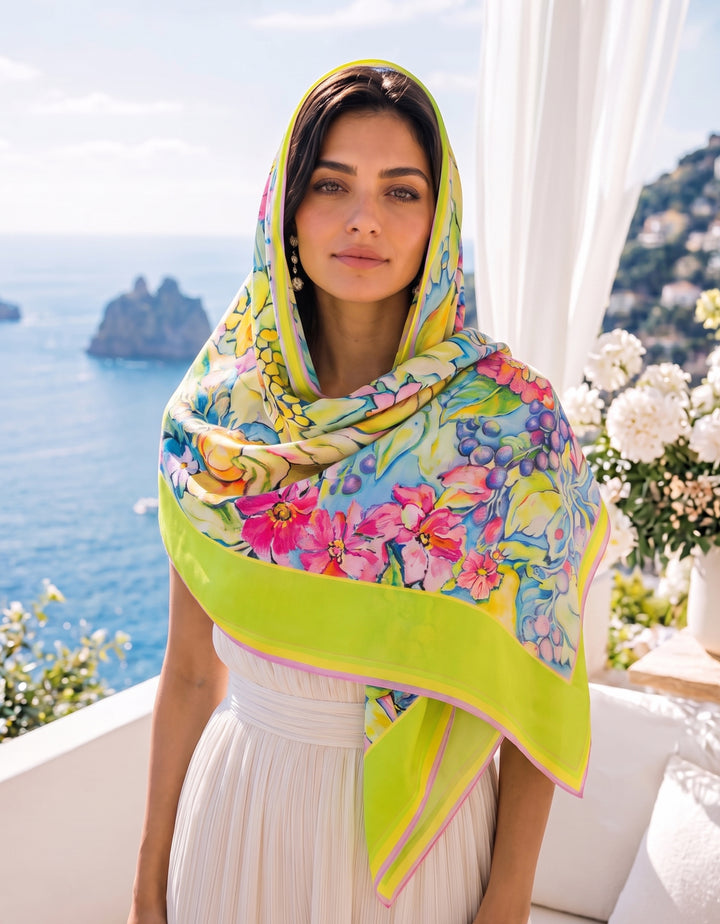 Feinblatt Seidenschal Sunny Italy als Kopftuch vor mediterraner Meereskulisse getragen