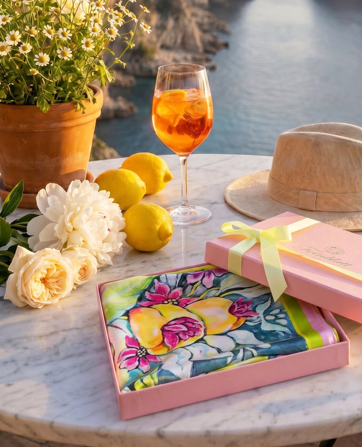 Feinblatt Seidenschal Sunny Italy in Geschenkbox mit mediterranem Stillleben