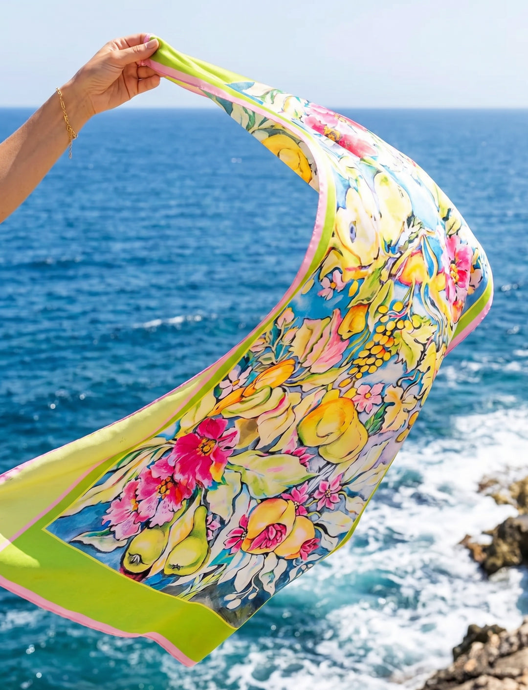 Feinblatt Seidenschal Sunny Italy im Wind vor mediterraner Meereskulisse