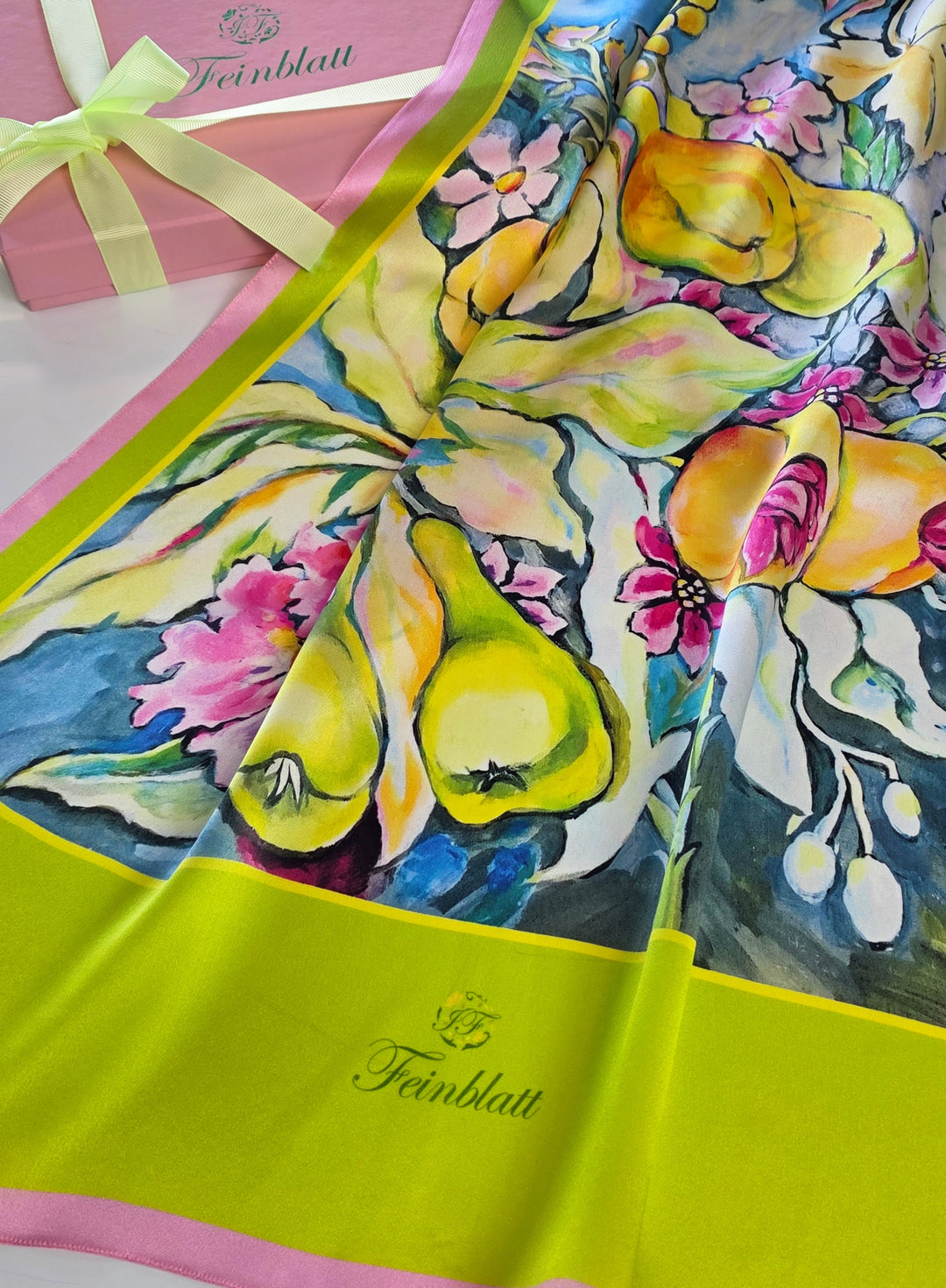 Feinblatt Seidenschal Sunny Italy mit floralem Druck und Geschenkbox im Detail