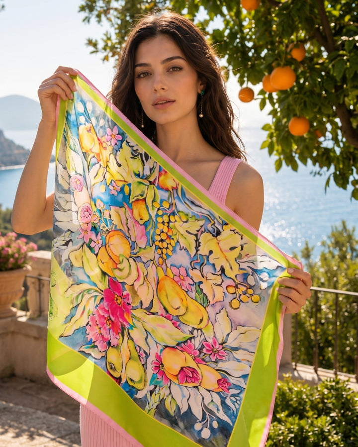 Feinblatt Seidenschal Sunny Italy mit leuchtendem Blumendruck am Meer getragen