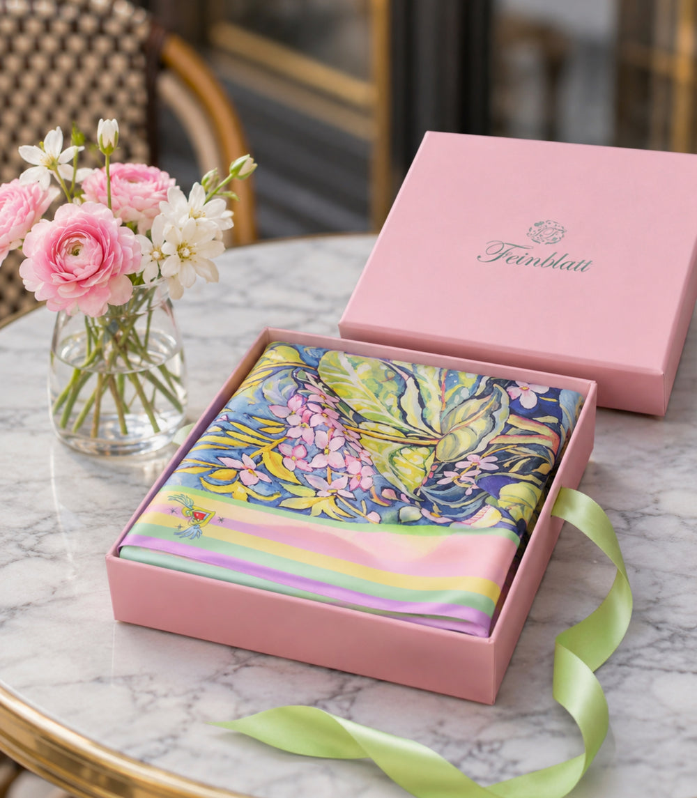 Rosa Feinblatt Geschenkbox mit Designer Seidentuch aus reiner Seide als elegantes Geschenk für Frauen
