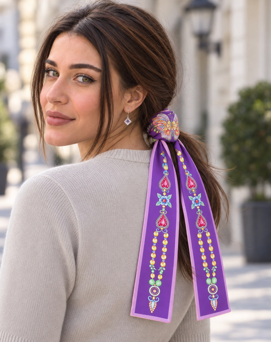 Feinblatt Designer-Seidenschal in Lila mit Schmetterlingsmotiv als elegante Haarschleife getragen