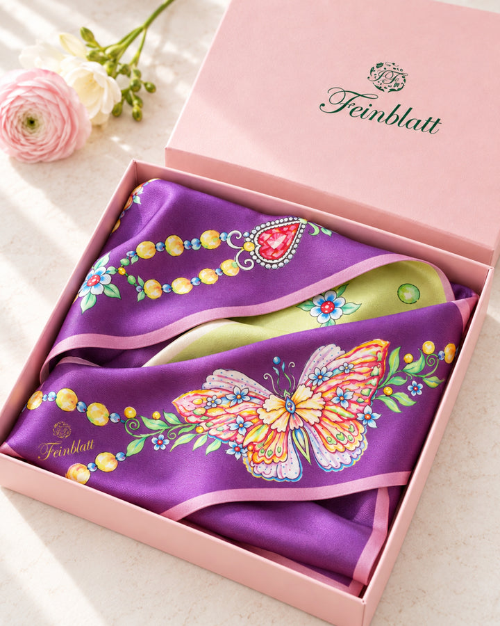 Feinblatt Designer-Seidentuch in Lila mit Schmetterlingsmotiv in rosa Geschenkbox
