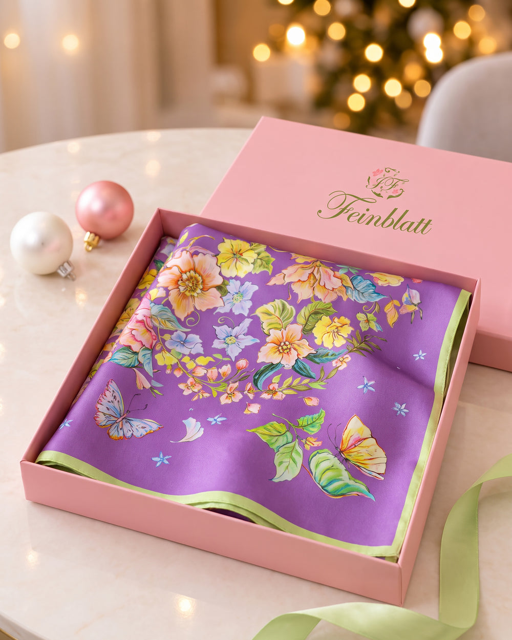 Ein Designer-Seidentuch von Feinblatt in der Farbe Blue Violet, das in einer eleganten Geschenkbox verpackt ist und sich ideal als Weihnachtsgeschenk eignet.