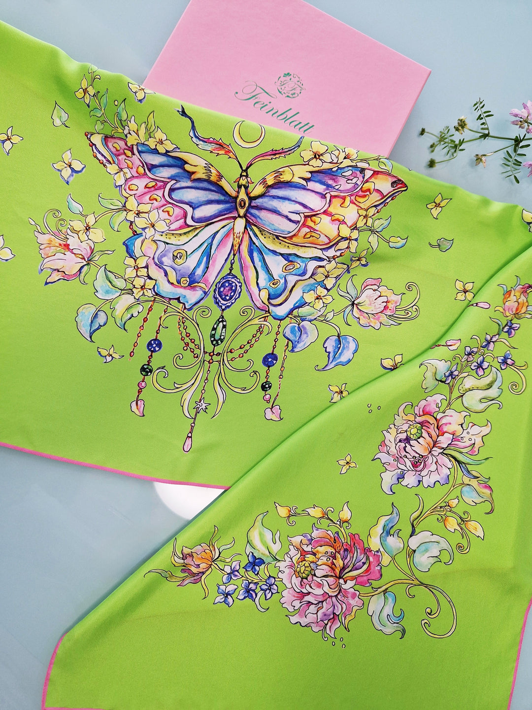 Grüner Designer-Seidenschal von Feinblatt mit großem Schmetterling und floralem Kunstmotiv.
