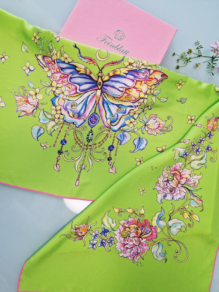 Grüner Designer-Seidenschal von Feinblatt mit großem Schmetterling und floralem Kunstmotiv.
