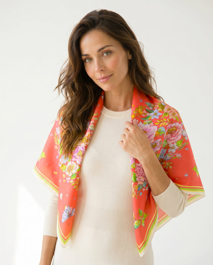 Elegante Frau mit korallenrotem Seidentuch Herz aus Blumen aus Twill-Seide mit floralem Design von Iryna Feinblatt.