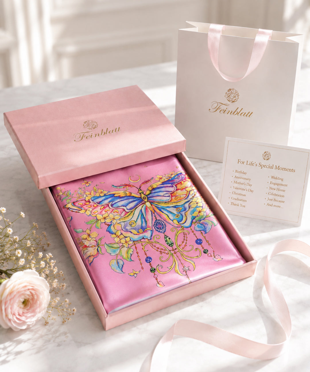 Luxuriöses Geschenkset mit einem rosa Seidenschal aus Twill mit Schmetterlingsmotiv von Iryna Feinblatt in einer hochwertigen Geschenkbox