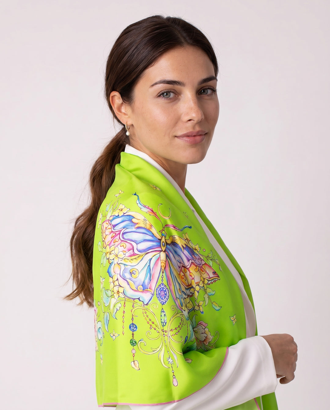 Elegante Frau mit Designer Seidenschal Lime Butterfly in Salatgrün mit kunstvollem Schmetterlingsmotiv aus Seide von Feinblatt