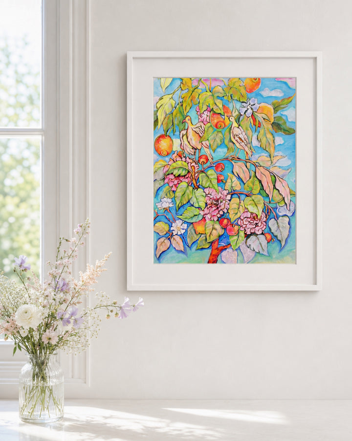 Originalkunstwerk Sommergarten von Iryna Feinblatt mit Blumen, Vögeln und Früchten in weißer Rahmung in einem hellen Interieur mit zartem Blumenstrauß