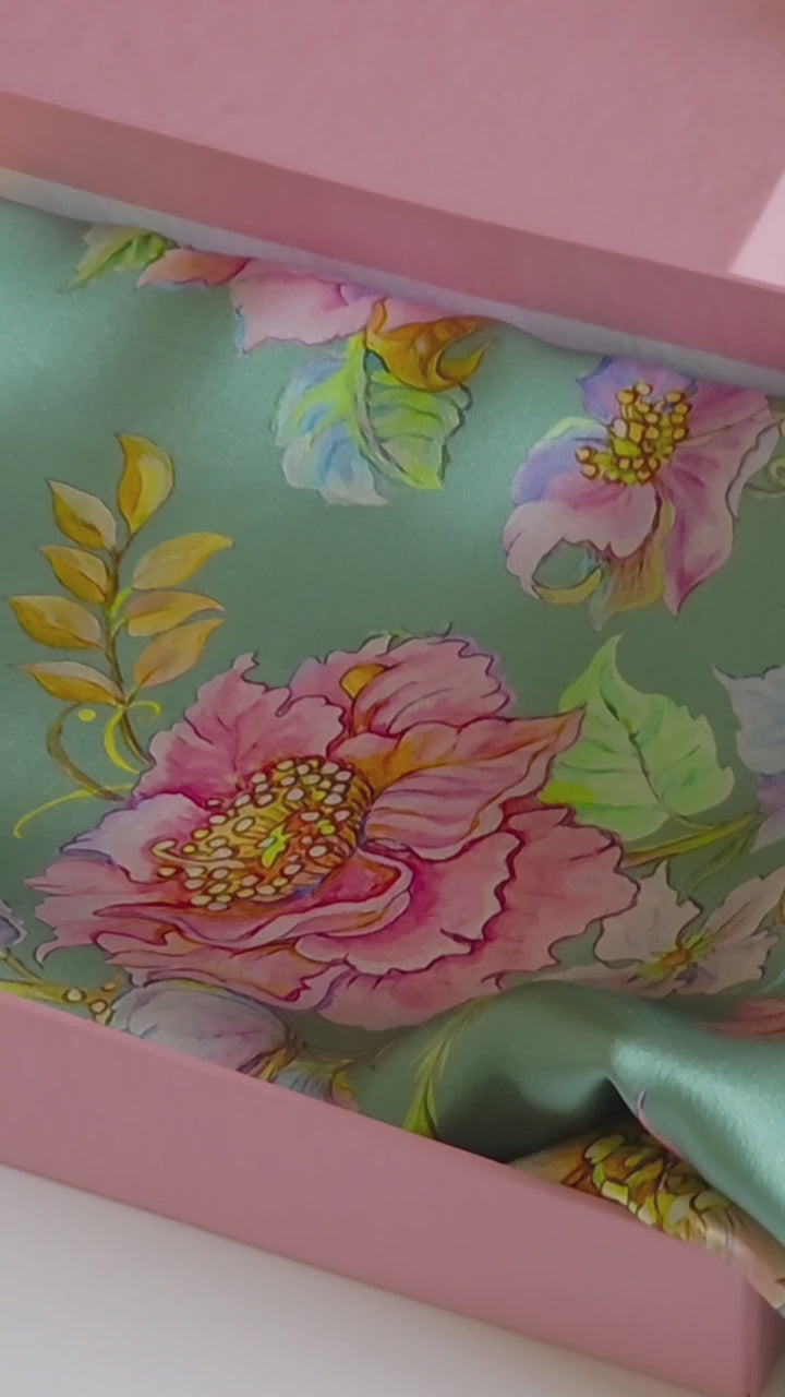 Feinblatt Designer-Seidenschal Herz aus Blumen in Mint in rosa Geschenkbox