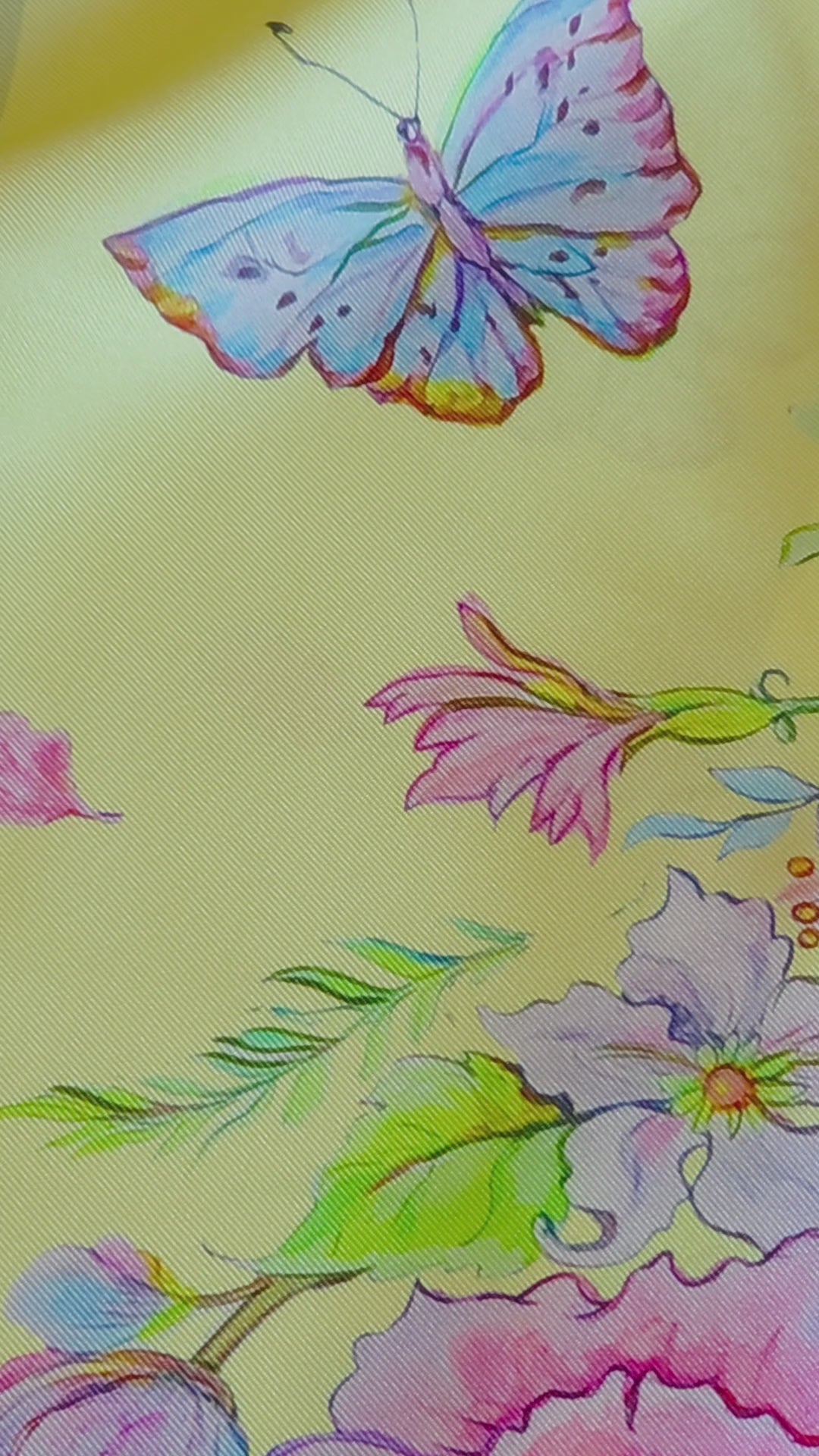Gelber Designer-Seidenschal aus Twill-Seide mit Herz aus Blumen und Schmetterlingen von Feinblatt