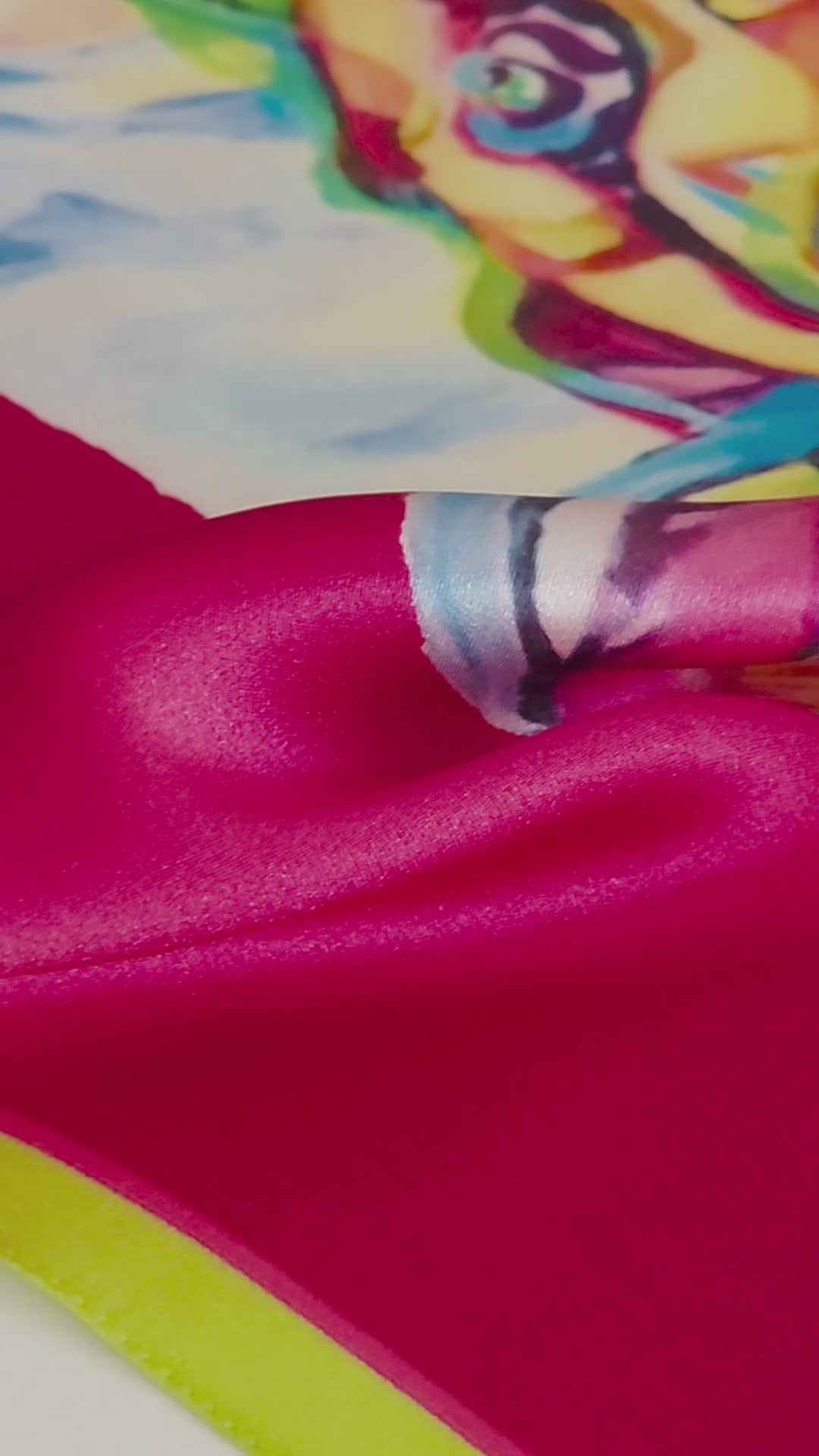 Detailvideo des Designer-Seidenschals Power in Fuchsia aus hochwertigem Seidensatin. Das Video zeigt die brillante Farbwirkung, die feine Seidenstruktur und das exklusive Originalkunstwerk von Iryna Feinblatt