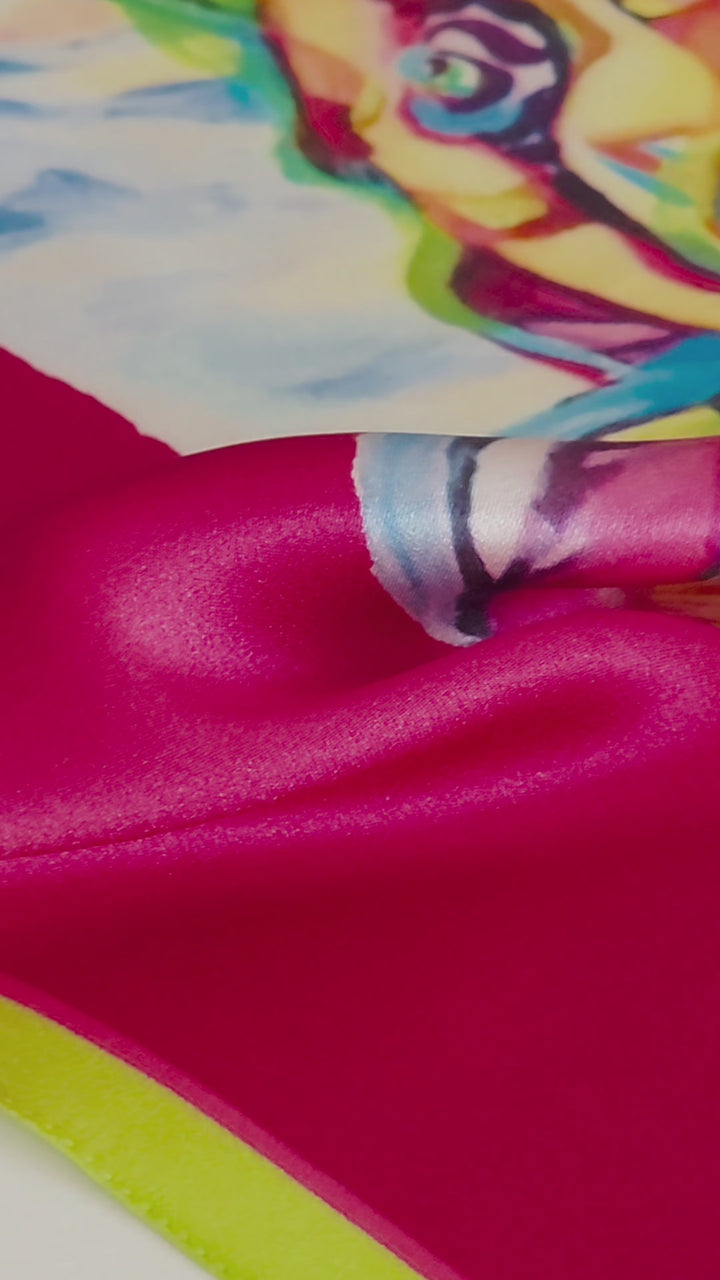 Detailvideo des Designer-Seidenschals Power in Fuchsia aus hochwertigem Seidensatin. Das Video zeigt die brillante Farbwirkung, die feine Seidenstruktur und das exklusive Originalkunstwerk von Iryna Feinblatt