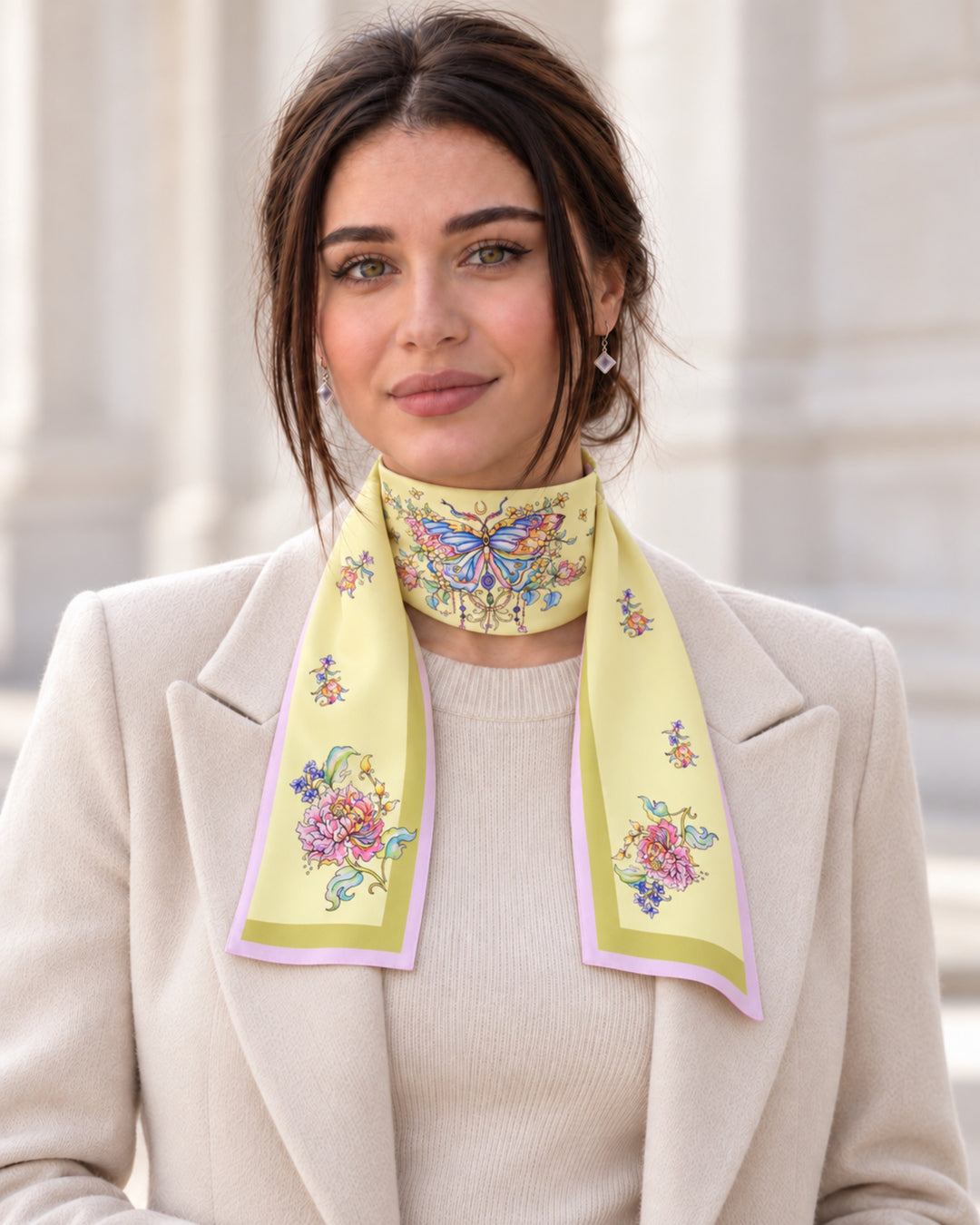 Gelber Designer-Seidenschal von Feinblatt mit Schmetterling und Pfingstrosen, um den Hals getragen zu einem beigen Blazer.