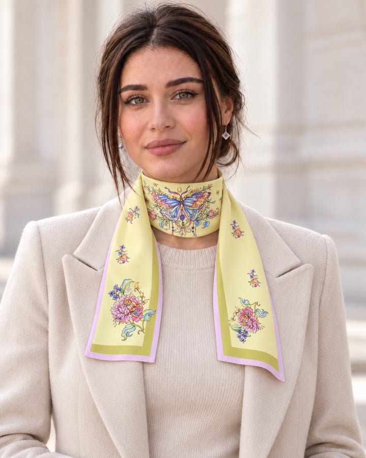 Gelber Designer-Seidenschal von Feinblatt mit Schmetterling und Pfingstrosen, um den Hals getragen zu einem beigen Blazer.