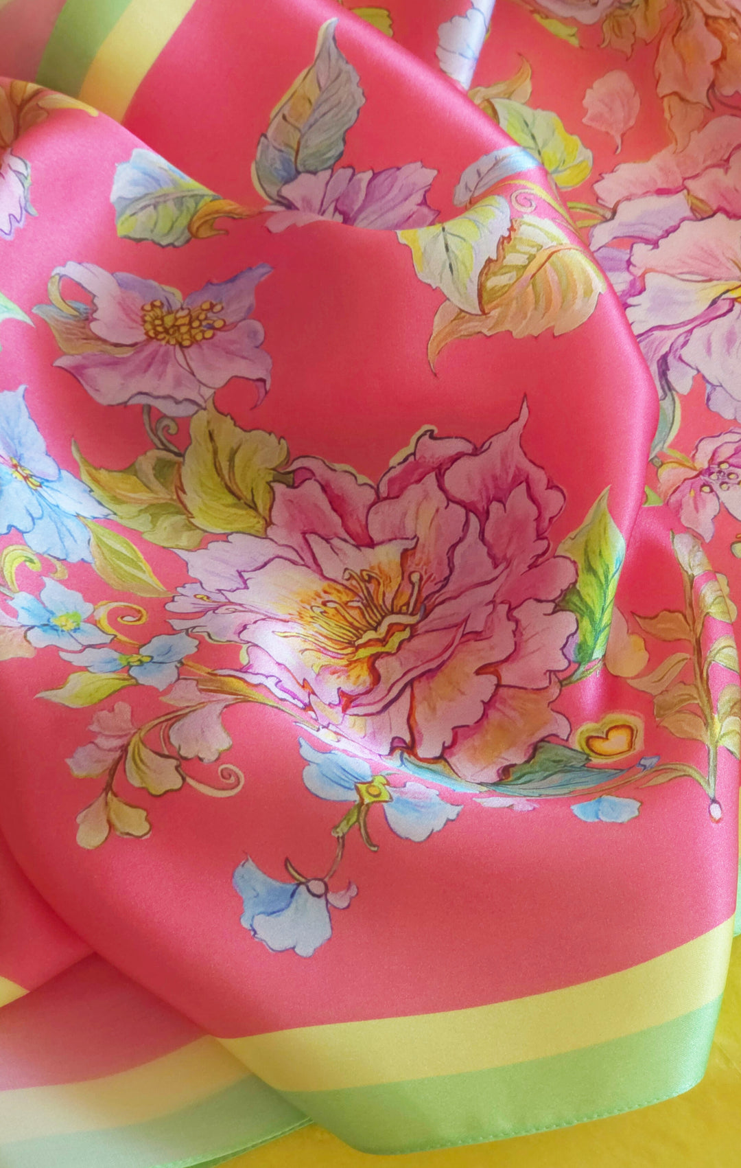 Detail des floralen Herzmotivs auf korallenroter Twill-Seide